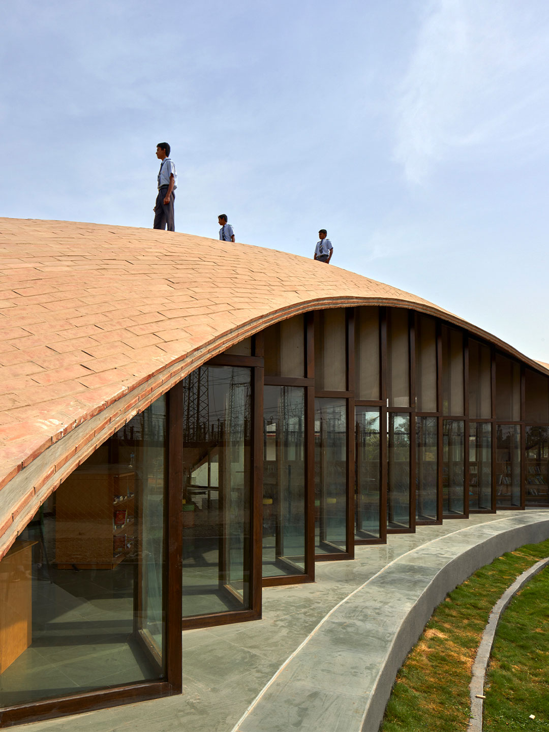 Designed by Sameep Padora & Associates, the Maya Somaiya Library in India rests at the intersection of students' daily routine. 