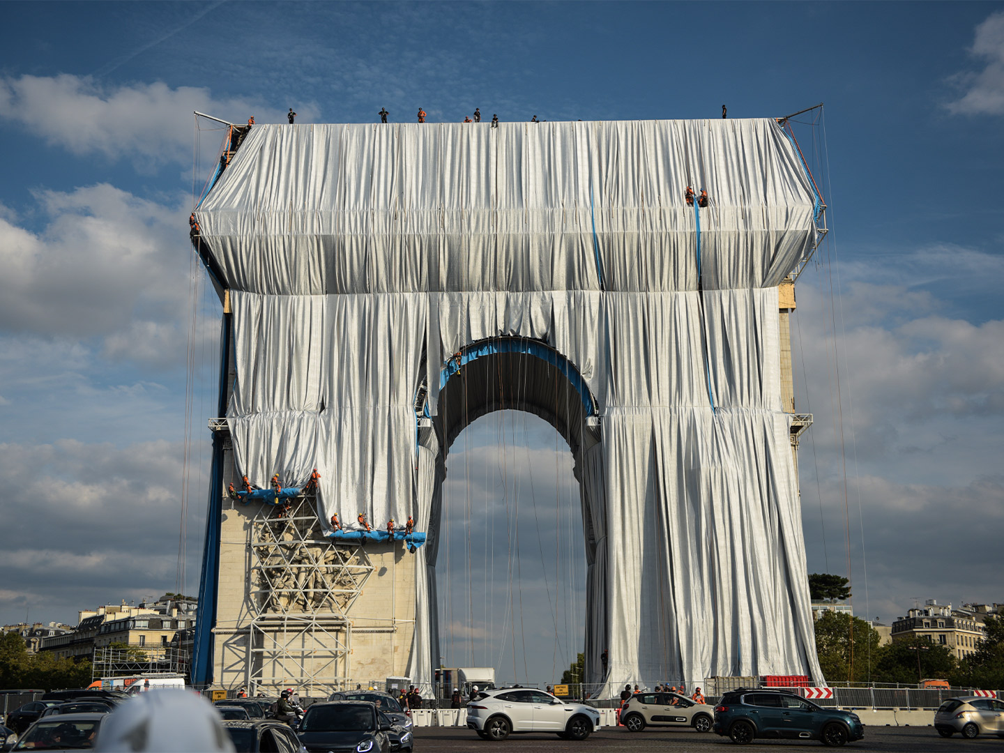 Arc de Triomphe in Paris, wrapped in fabric and rope by Christo and Jeanne-Claude (1961-2021)